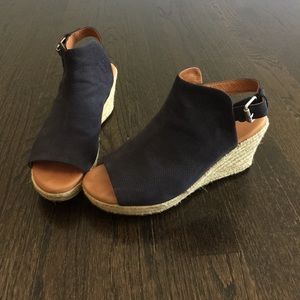 Gentle Soul by Kenneth Cole Navy Blue Wedges
